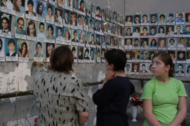 Una delle immagini del primo anniversario della tragedia di Beslan, foto delle vittime