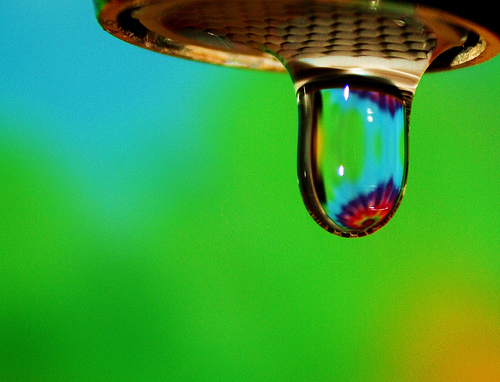 قطرة مياه بواسطة D Sharon Pruitt تحت رخصة المشاركات الخلاقة