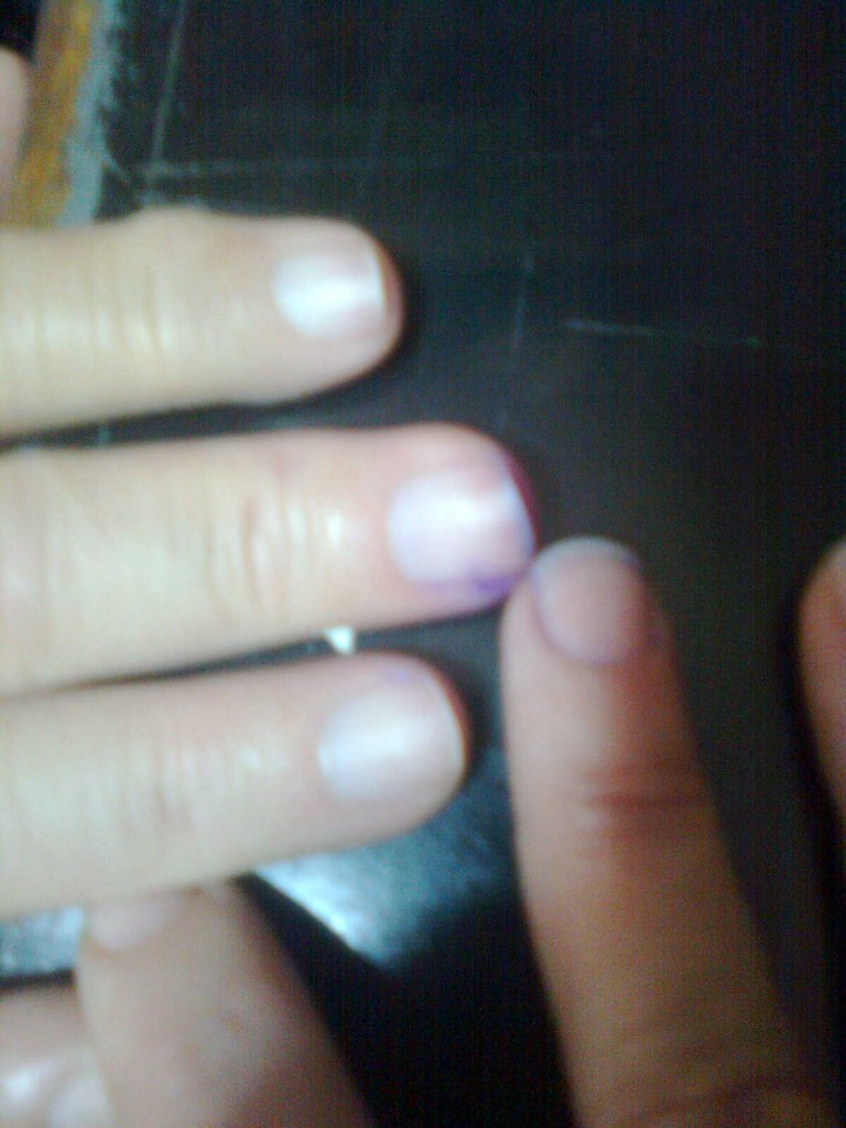 Elettori mostrano le dita sporche di inchiostro indelebile dopo aver votato