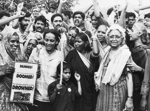 Arundhati Roy protesteert tegen dammen in de Indiase Narmada-rivier. Foto van Flickr-gebruiker International River. CC BY-NC-SA.