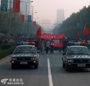 Le volanti della polizia alla testa della manifestazione Xi’an