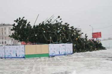 Omgevallen kerstboom in Vladivostok (2009). Foto van zeka_vasch op LiveJournal.