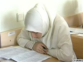 طالبة ترتدي الحجاب في باكو