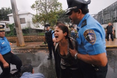 Una studentessa viene fermata dalla polizia