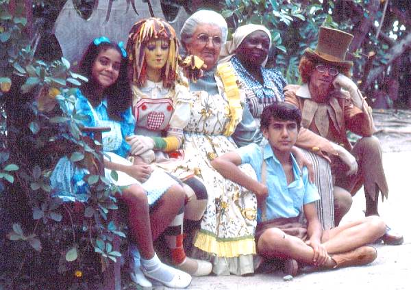 El elenco del Rancho del Pájaro Carpintero Amarillo en la serie de televisión de Globo basada en el libro infantil de Monteiro Lobato. Imagen cortesía de revista Obvious.