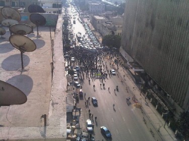I manifestanti si radunano a Ramsis. Foto di @basboussa1