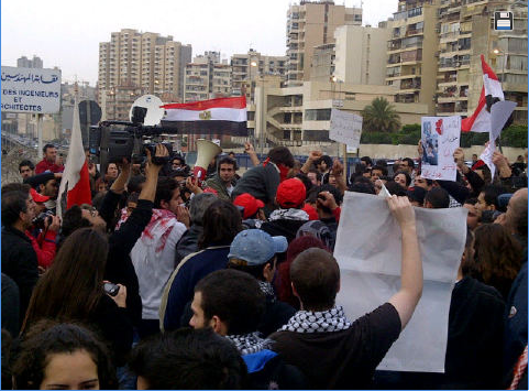 Manifestantes libaneses coreando cánticos anti Mubarak