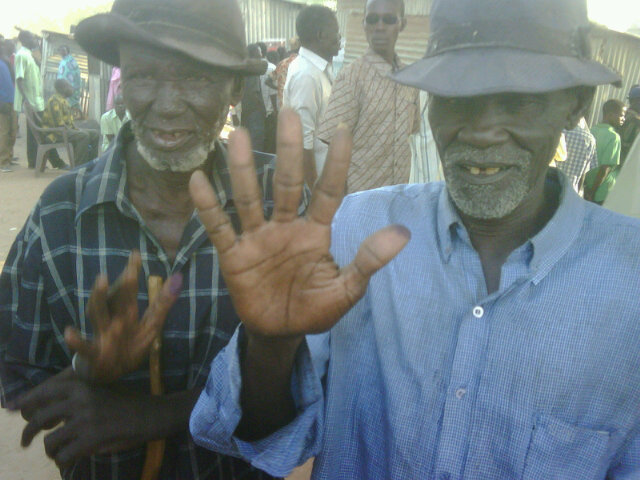 70-jarige kiezers in Zuid-Soedan. Foto van David McKenzie.
