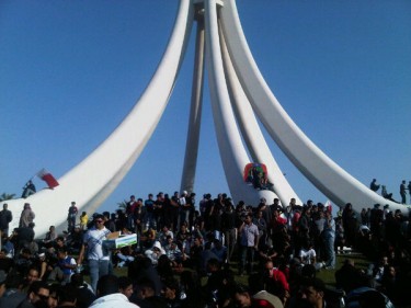 @ba7ari Multitudes usando la Rotonda de la Perla como cualquier Plaza Tahrir egipcia http://twitpic.com/4038dc