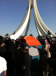 Primera carpa levantada alrededor de las 4pm, hora de Bahrain. @yslaise: DE FACEBOOK:Primera carpa levantada a la Rotonda de la Perla alrededor de las 4pm, hora de Bahrain #Feb14 #Bahrain http://twitpic.com/403h1a