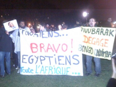 Gabonesi che manifestano a Parigi l'11 febbraio 2011, a sostegno dei dimostranti egiziani. Foto di Gloria Mika su Facebook
