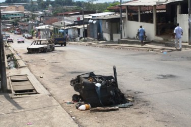Autos quemados en Atong Abè, Libreville, tras disturbios del 2 de febrero de 2011.