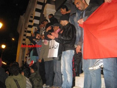 Manifestantes en la Plaza Al-Kasbah en Túnez durante la noche. Imagen tomada del blog Kissa Online.