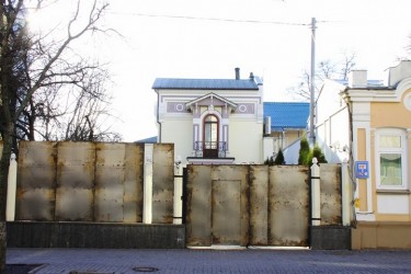 Solid metal fence blocks the view of a building on Yaroslaviv Val street - photo by George
