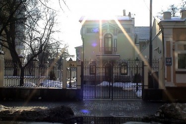 Recent view of a building on Yaroslaviv Val street - photo by George