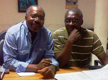 Michel Ongoundou Loundah, Ministro de Defensa 'no oficial' de Gabón y Joseph John-Nambo, Ministro del Interior 'no oficial'. Imagen de Le Gri-Gri International.