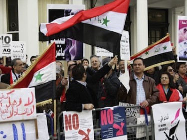حوالي 100 متظاهر عند السفارة العراقية بلندن، يهتفون من أجل حكومة ديمقراطية جديدة، وإسقاط المالكي. تصوير آيان مارلو، حقوق النشر محفوظة لديموتكس (25/02/11) 