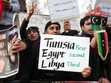 Frakcje pro i przeciwne Kaddafiemu protestują przed ambasadą w Knightsbridge, Londyn, Zjednoczone Królestwo. Zdjęcie autorstwa Mario Mitsis, prawa autorskie Demotix (17/02/2011).