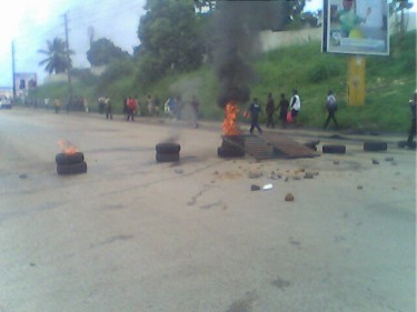 Estudiantes manifestantes en la Universidad Omar Bongo (UOB) en Libreville, Gabón el jueves 10 de febrero de 2011. Imagen de Carel Dorian Ondo Ellassoumou.