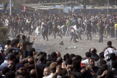 Mubarakove pristalice bacale kamenje na protestante.  Fotografija Nasser Nouri, pod Creative Commons licencom