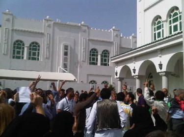 Demonstran di luar Konsulat Libya di Dubai, UEA
