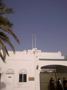 Bendera Libya diturunkan dari tiang bendera di atas Konsulat Libya di Dubai, UEA