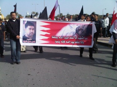 Lê-se no banner: "O sangue do mártir cai na Mão de Alá, e, quando ele cai, ele aumenta". Imagem publicada pelo usuário de Twitter @Jolly1412.
