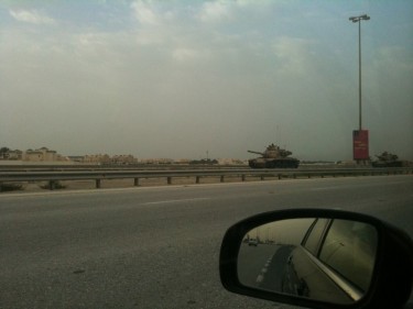 Bahrain Army Tanks on Shaikh Khalifa Highway heading towards Manama. Image by Twitter user @ammar456.