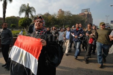 Donna che protesta insieme agli uomini in Egitto