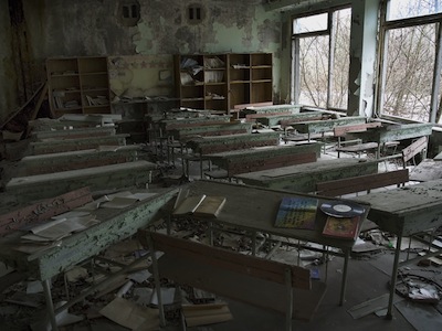 チェルノブイリ近郊の教室の残骸。画像／Vlad Sokhin、copyright Demotix (04/04/08)