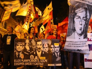 Argentinos marcham à Plaza de Mayo, celebrando as vítimas do golpe de 1976 que instarou a junta militar no poder. Buenos Aires, Argentina. Imagem de Ezequiel Kopel, copyright Demotix (24/03/2011).