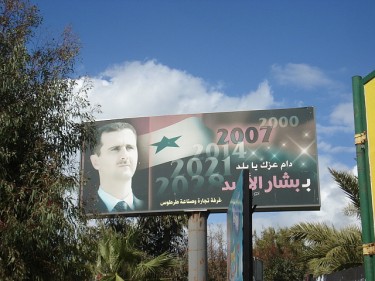 Deze poster van Bashar al-Assad in Tartous, waarvan ik in 2009 een foto maakte, geeft de data van de toekomstige presidentiële referendums aan.