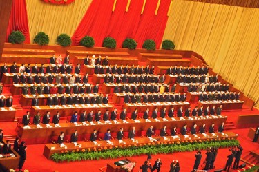 Les dirigeants chinois dans le Palais de l'Assemblée du Peuple au début de l'Assemblée nationale populaire de 2011 à Pékin (Chine).Image de l'utilisateur Flickr Remko Tanis (CC BY-NC-SA 2.0).