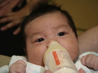 Both Hong Kong and Chinese parents want safe baby milk formula powder. Image by Flickr user k.Akagami.