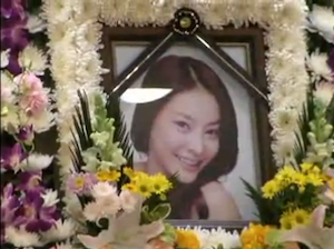 Ja-yeon Jang's funeral. Still from video posted by Youtube user BAKANEKO99.