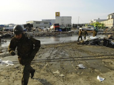 Troepen arriveren in het rampgebied na de tsunami in Japan. Foto van cosmobot, copyright Demotix (13/03/11).