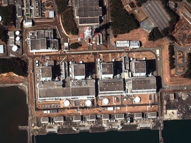 Imagem de satélite mostrando os danos causados pelo  terremoto na usina nuclear Fukushima Dai-Ni. Crédito da imagem:  www.digitalglobe.com DigitalGlobe (CC BY-NC-ND 2.0).