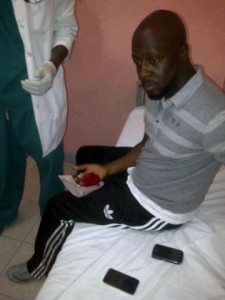 Image of Wyclef's injury, tweeted by his cousin and former bandmate @PrasMichel.