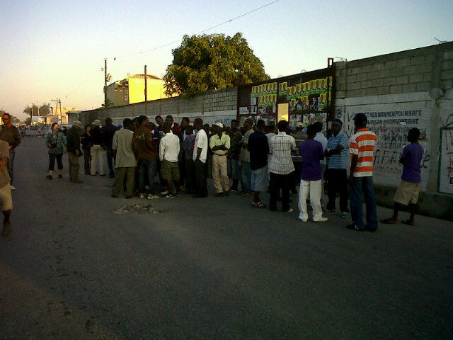 @melindayiti: Small crowd at Cite Soleil voting bureau, already open