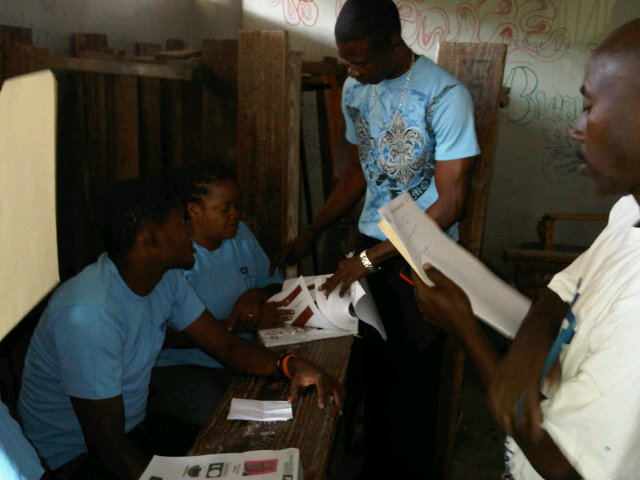 @Vladguerre: Members voting center at Lycee de Petion Ville counting the ballots before start the voting process.