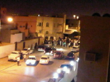 El vecindario se reúne en Ciudad Hamad curioso de lo que ha estado sucediendo