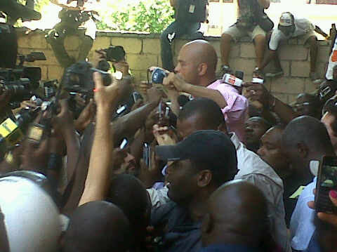 @Telenoticiasrd: "Martelly saliendo de votar. Multitud en las afueras." [Martelly exits after voting. Crowd outside].