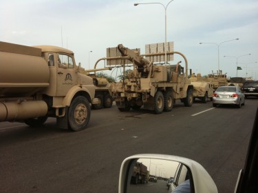 Tropas e tanques enviados ao Bahrein pela Arábia Saudita convidados pelo governo baramês - Por mtradwan © Demotix (14/3/11)