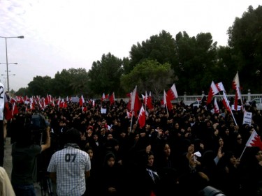 Mujeres marchando hacia la Glorieta de la Perla desde Salmaniya como parte del Rally por la Unidad Naciona