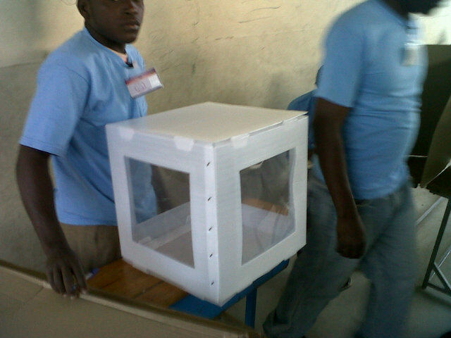 @vivehaiti: "Urne vid pa idantifye donk poko gen vot nan lise danyel la." [Unidentified empty ballot box at the Lycee Daniel].