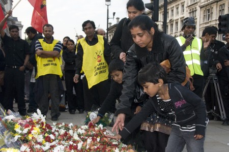 Tamiles y representantes políticos del Reino Unido se congregaron en la Plaza del Parlamento, Londres, para rememorar a los 40 000 tamiles asesinados en el año 2009 en Sri Lanka. Imagen: Melpressman, Copyright: Demotix (18/05/2010).