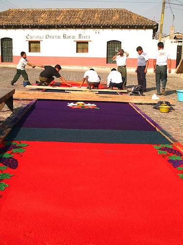  Tworzenie dywanu z okazji Wielkiego Tygodnia. Zdjęcie autorstwa Rudy Girón www.Antiguadailyphoto.com (CC BY-NC-SA 2.0).