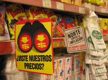 An advertisement indicating that candies are submitted to the anti-inflation sugar prices agreement (see note at bottom of post for more on price controls). By Flickr user J. Villamota (CC BY 2.0)