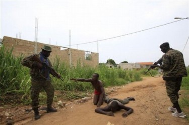 Studenti e passanti scambiati erroneamente per i Giovani Patrioti di Ggabo. Foto ripresa dalla pagina Facebook di La Majorité Présidentielle.