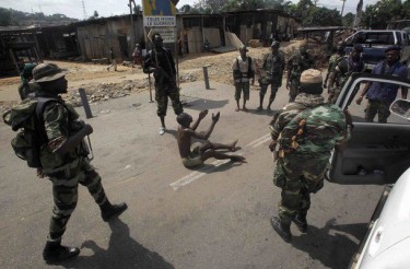 Koné Zakaria durante un atto di violenza. Foto tratta dalla pagina Facebook di La Majorité Présidentielle.